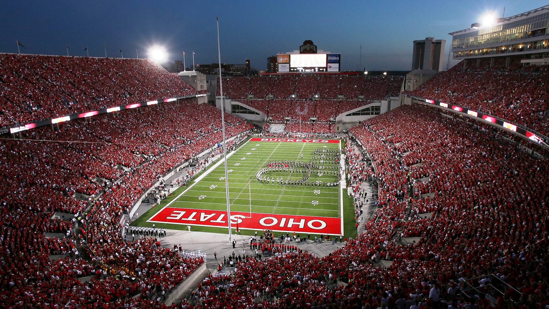 城市篮球夜场赛不断创新，吸引年轻群体热情参与，篮球场夜景图片真实